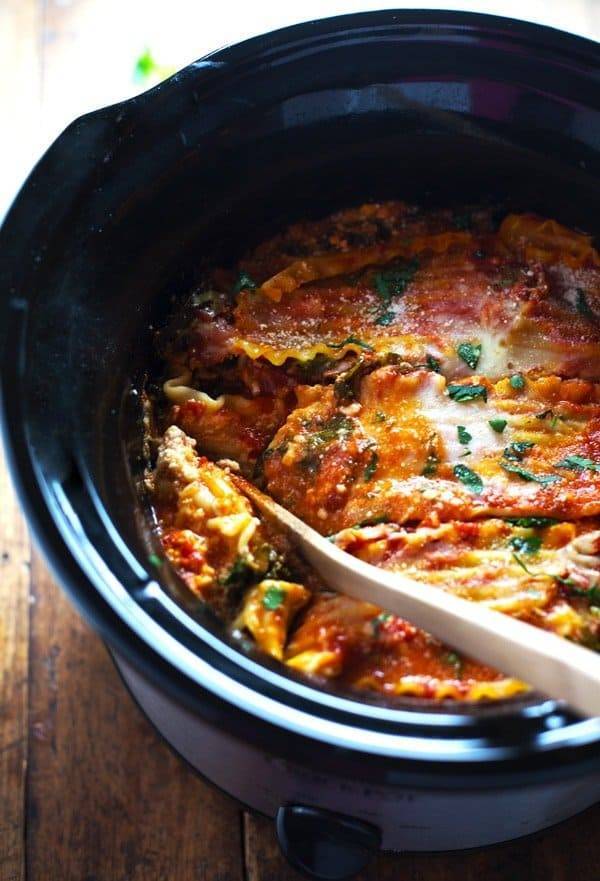 Super Easy Skinny Veggie Crockpot Lasagna - a handful of simple ingredients for a healthy family dinner. | https://official-promos.com